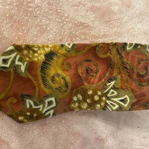 Elegant Men's Tie with Red and Gold Floral Pattern